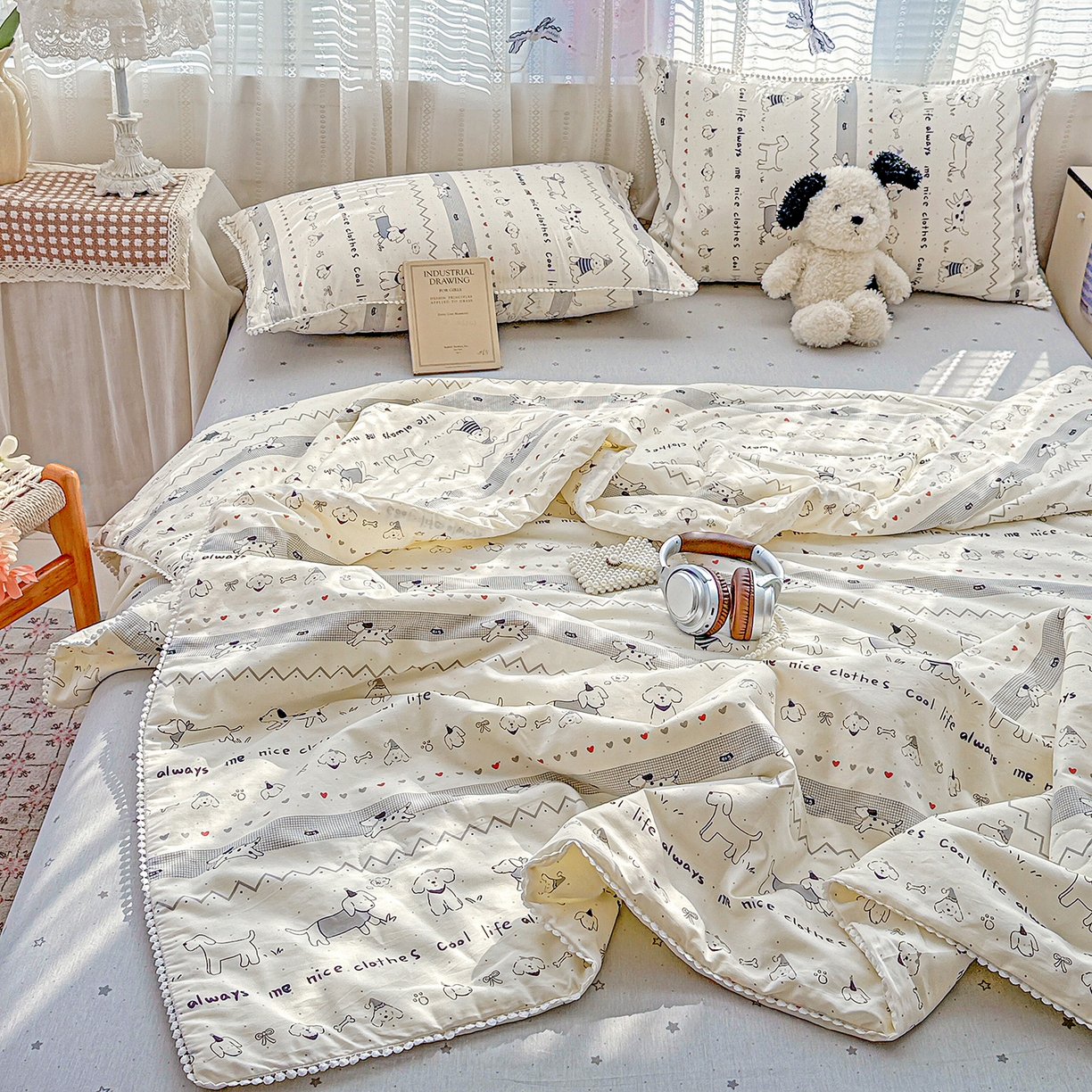 91家纺网 家纺一手货源 找家纺 优被业 2026新款全棉韩式小球球款大豆夏被，夏被四件套，空调被（加微信送买家秀） 手绘小汪