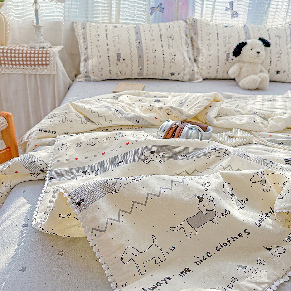 91家纺网 家纺一手货源 找家纺 优被业 2026新款全棉韩式小球球款大豆夏被，夏被四件套，空调被（加微信送买家秀） 手绘小汪