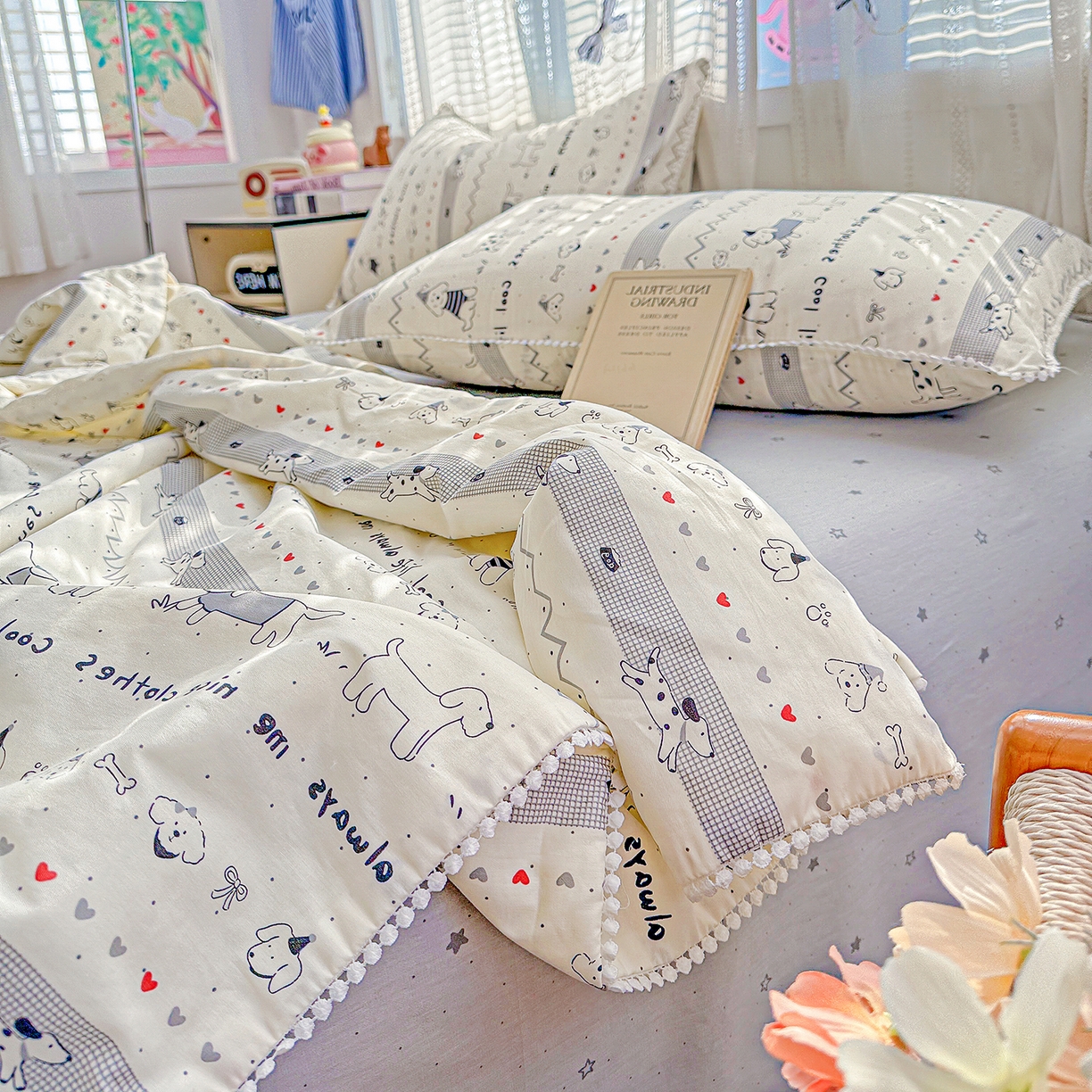 91家纺网 家纺一手货源 找家纺 优被业 2026新款全棉韩式小球球款大豆夏被，夏被四件套，空调被（加微信送买家秀） 手绘小汪