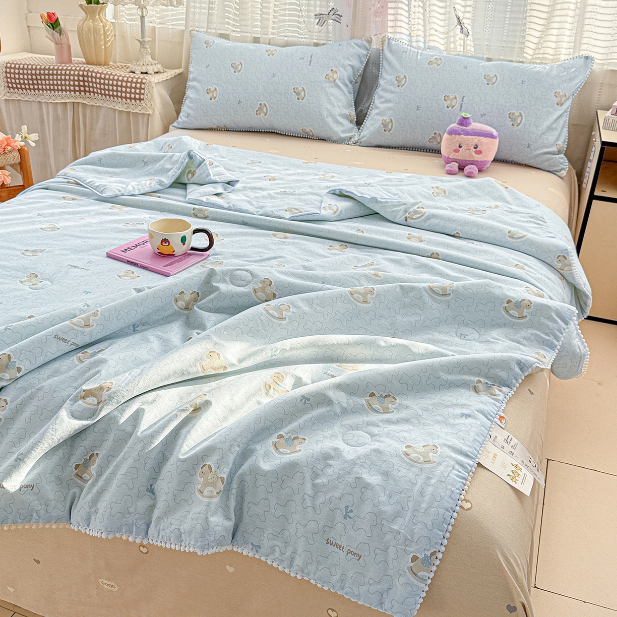 91家纺网 家纺一手货源 找家纺 优被业 2026新款全棉韩式小球球款大豆夏被，夏被四件套，空调被（加微信送买家秀） 摇摇马