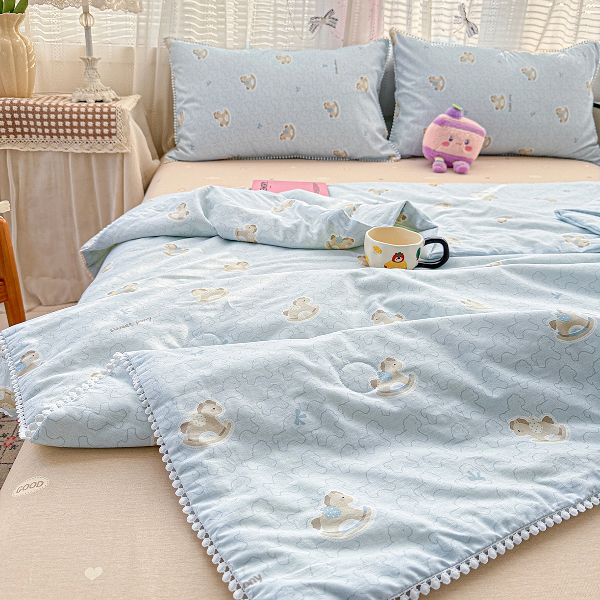 91家纺网 家纺一手货源 找家纺 优被业 2026新款全棉韩式小球球款大豆夏被，夏被四件套，空调被（加微信送买家秀） 摇摇马