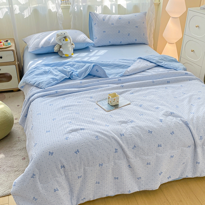 91家纺网 家纺一手货源 找家纺 爱屋及屋 2026新款泡芙棉夏被夏凉被空调被四件套 蝴蝶结蓝格