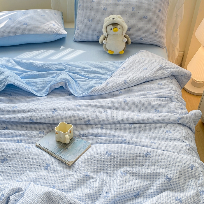 91家纺网 家纺一手货源 找家纺 爱屋及屋 2026新款泡芙棉夏被夏凉被空调被四件套 蝴蝶结蓝格