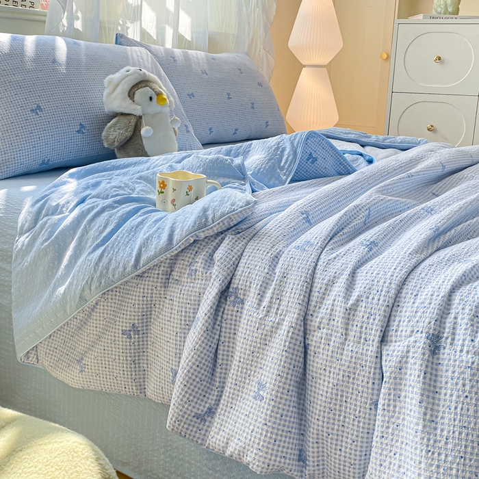 91家纺网 家纺一手货源 找家纺 爱屋及屋 2026新款泡芙棉夏被夏凉被空调被四件套 蝴蝶结蓝格