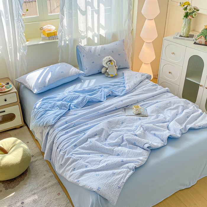 91家纺网 家纺一手货源 找家纺 爱屋及屋 2026新款泡芙棉夏被夏凉被空调被四件套 蝴蝶结蓝格