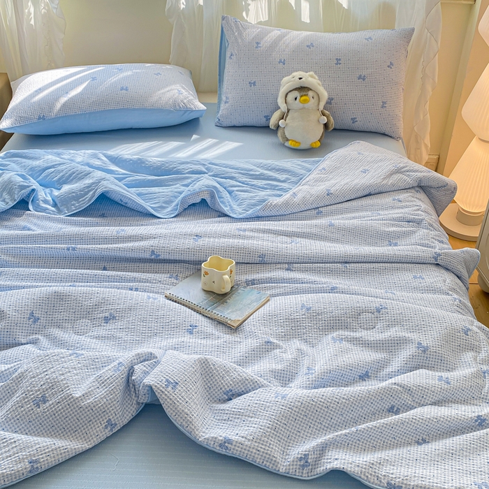 91家纺网 家纺一手货源 找家纺 爱屋及屋 2026新款泡芙棉夏被夏凉被空调被四件套 蝴蝶结蓝格
