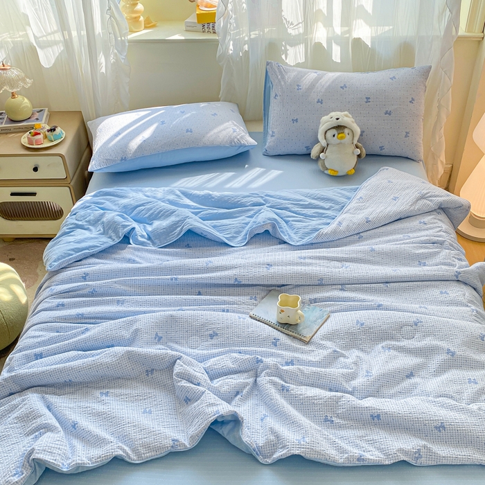 91家纺网 家纺一手货源 找家纺 爱屋及屋 2026新款泡芙棉夏被夏凉被空调被四件套 蝴蝶结蓝格