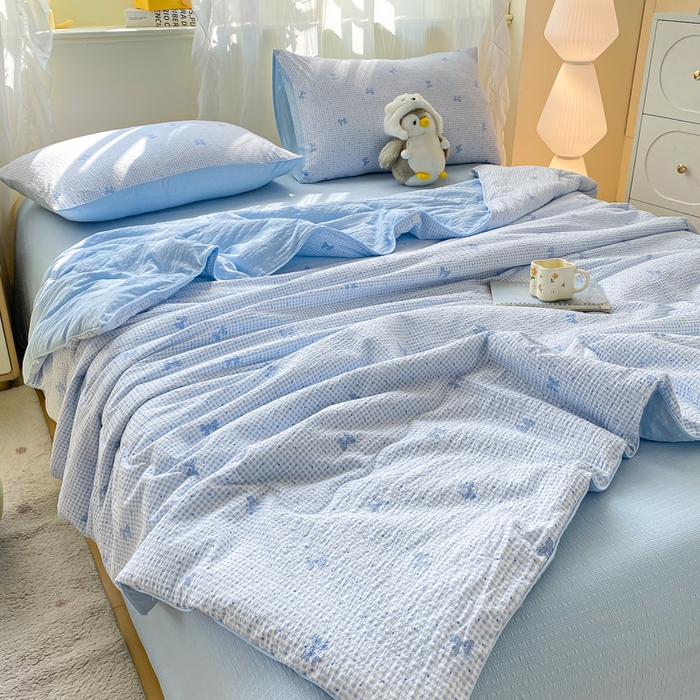 91家纺网 家纺一手货源 找家纺 爱屋及屋 2026新款泡芙棉夏被夏凉被空调被四件套 蝴蝶结蓝格