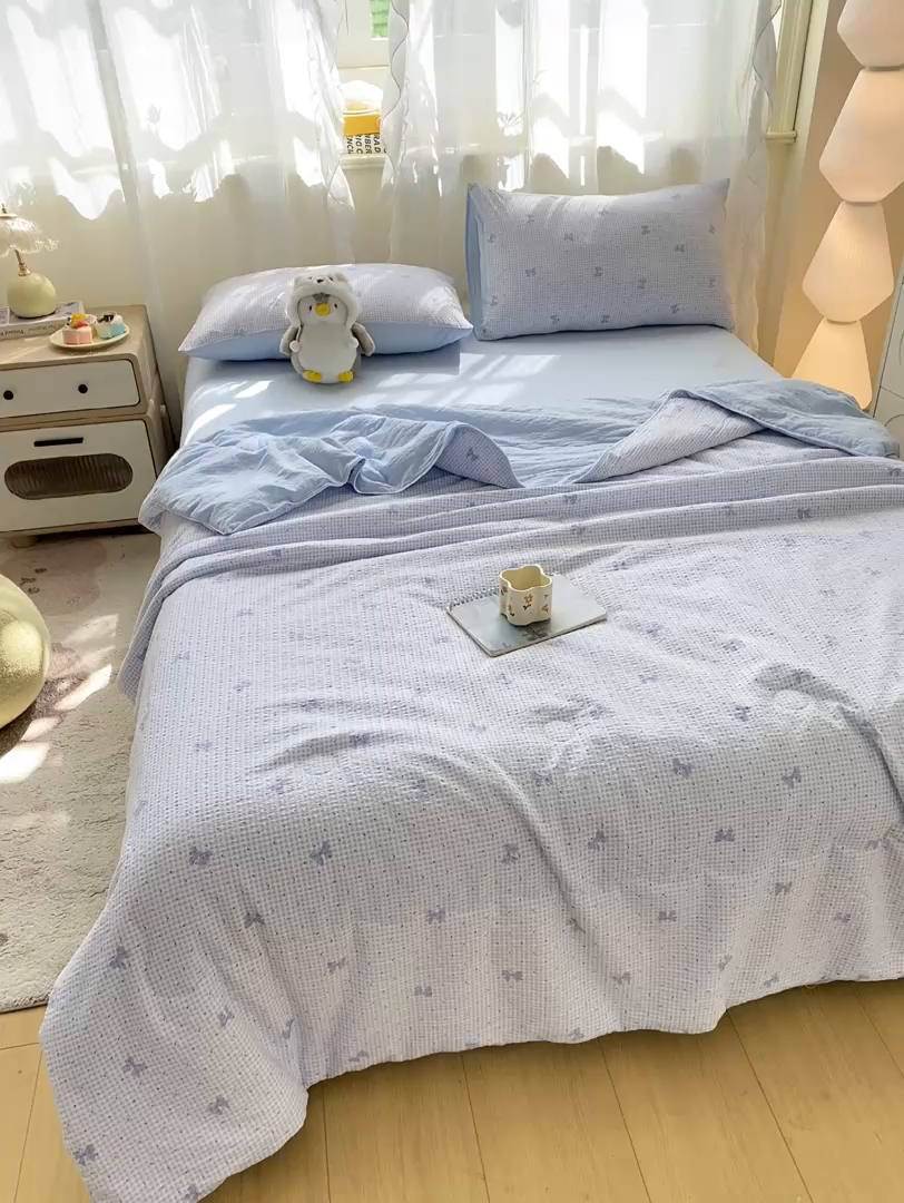 91家纺网 家纺一手货源 找家纺 爱屋及屋 2026新款泡芙棉夏被夏凉被空调被四件套 蝴蝶结蓝格