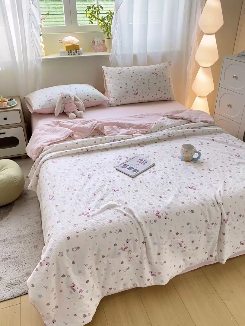 91家纺网 家纺一手货源 找家纺 爱屋及屋 2026新款泡芙棉夏被夏凉被空调被四件套 满天星