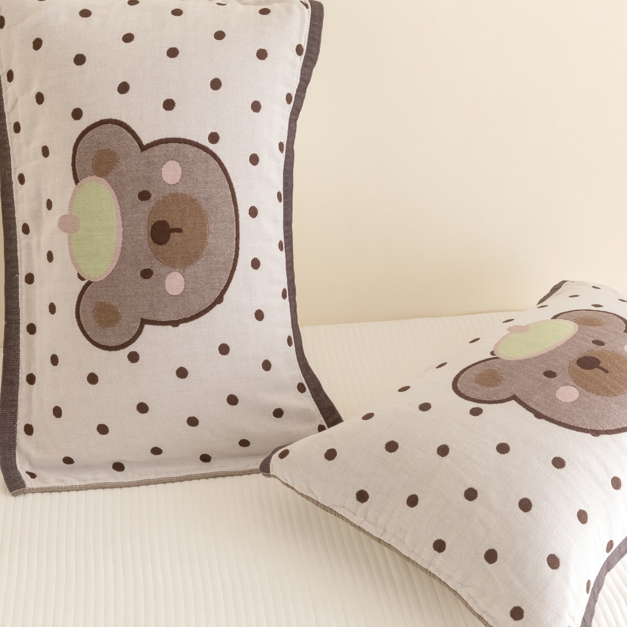 91家纺网 家纺一手货源 找家纺 乐家毛巾被（工厂自产自销） 2026新款四层色织全棉提花纱布软萌枕巾 帽子熊