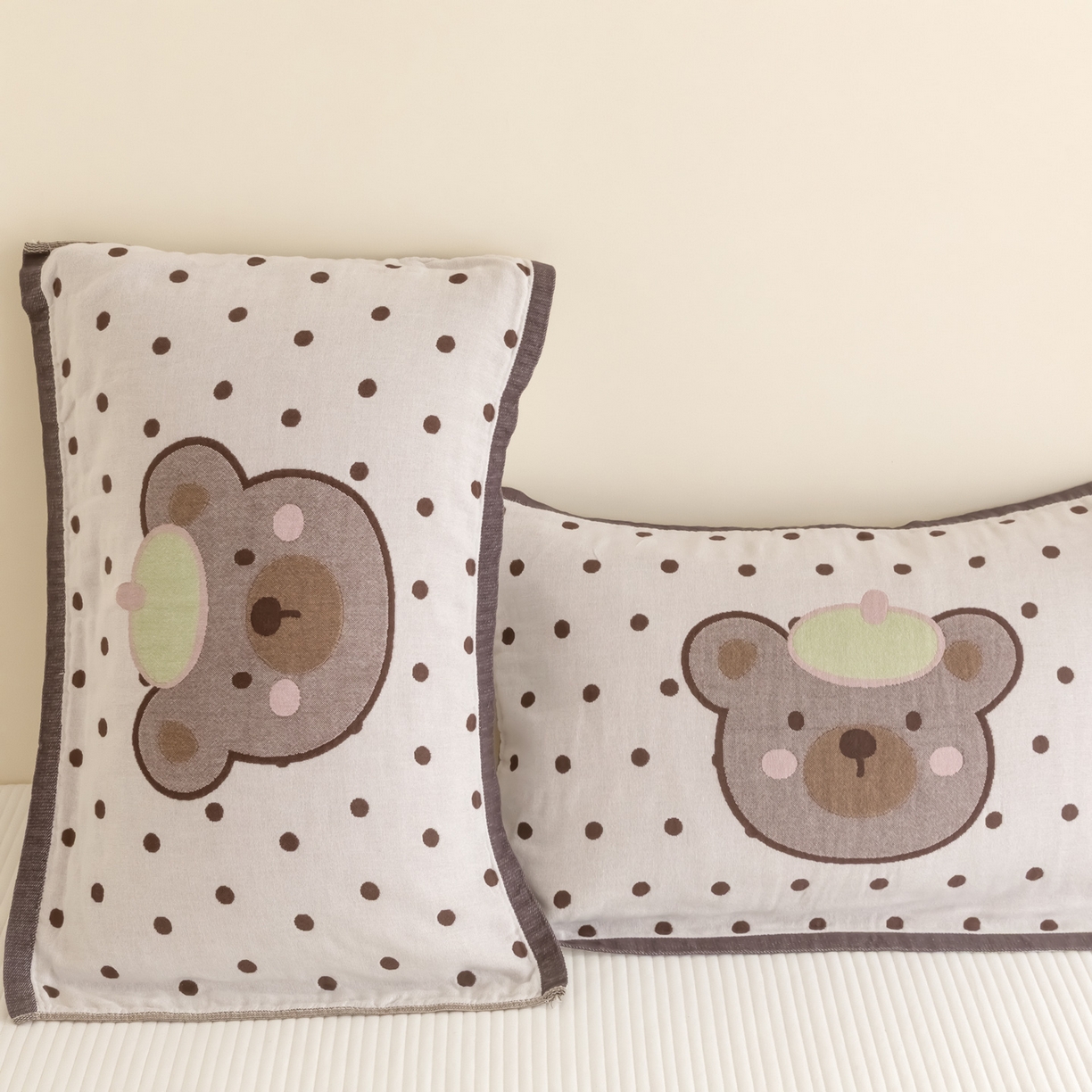 91家纺网 家纺一手货源 找家纺 乐家毛巾被（工厂自产自销） 2026新款四层色织全棉提花纱布软萌枕巾 帽子熊