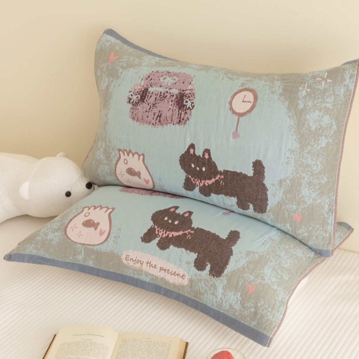 91家纺网 家纺一手货源 找家纺 乐家毛巾被（工厂自产自销） 2026新款四层色织全棉提花纱布软萌枕巾 黑猫小鱼