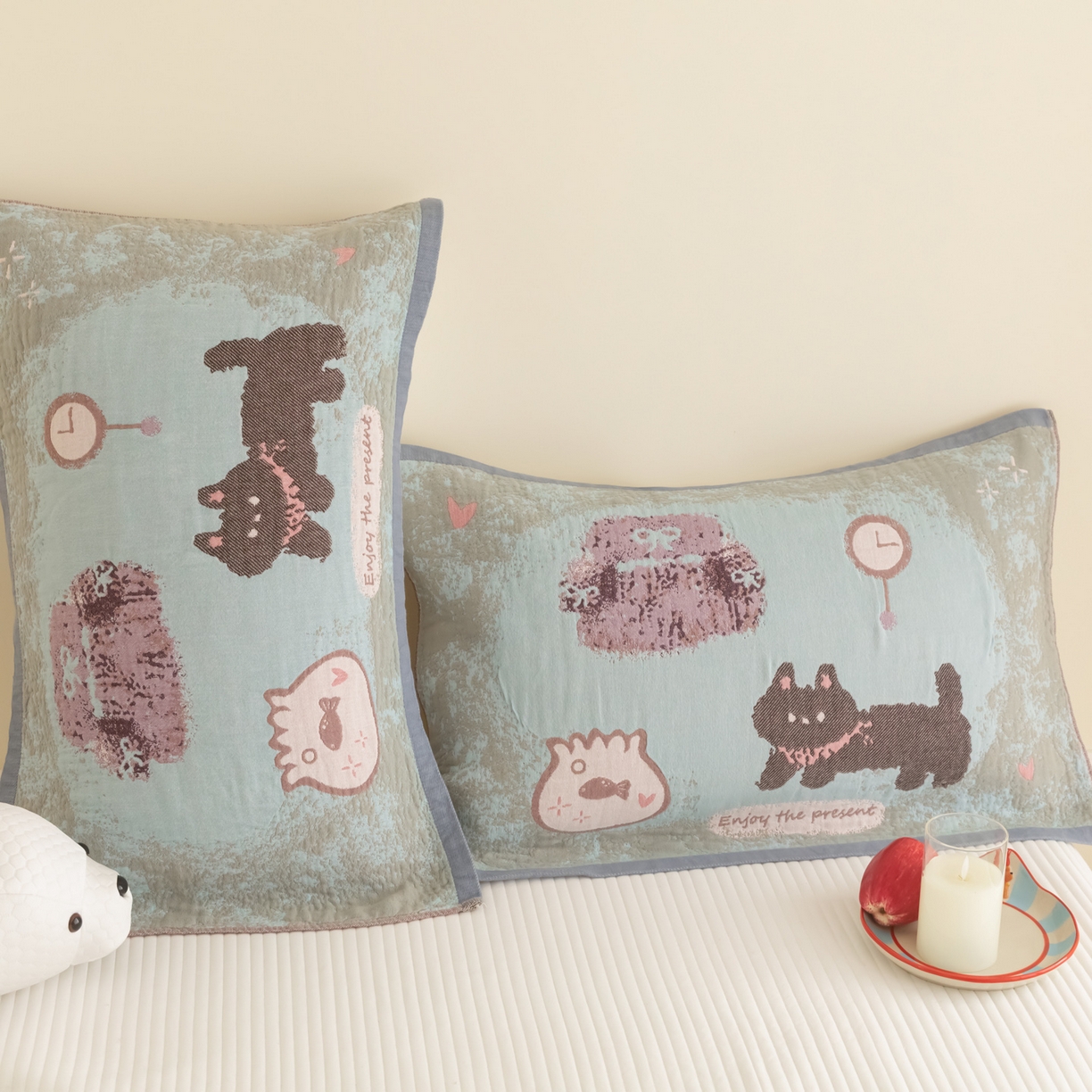 91家纺网 家纺一手货源 找家纺 乐家毛巾被（工厂自产自销） 2026新款四层色织全棉提花纱布软萌枕巾 黑猫小鱼