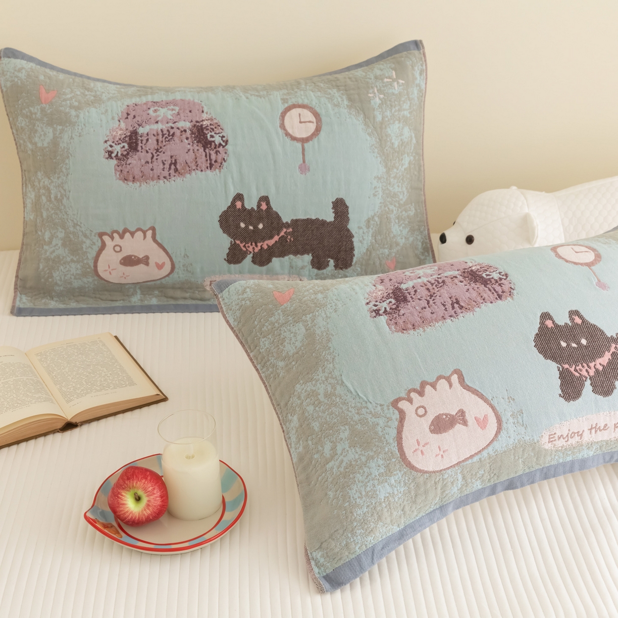 91家纺网 家纺一手货源 找家纺 乐家毛巾被（工厂自产自销） 2026新款四层色织全棉提花纱布软萌枕巾 黑猫小鱼