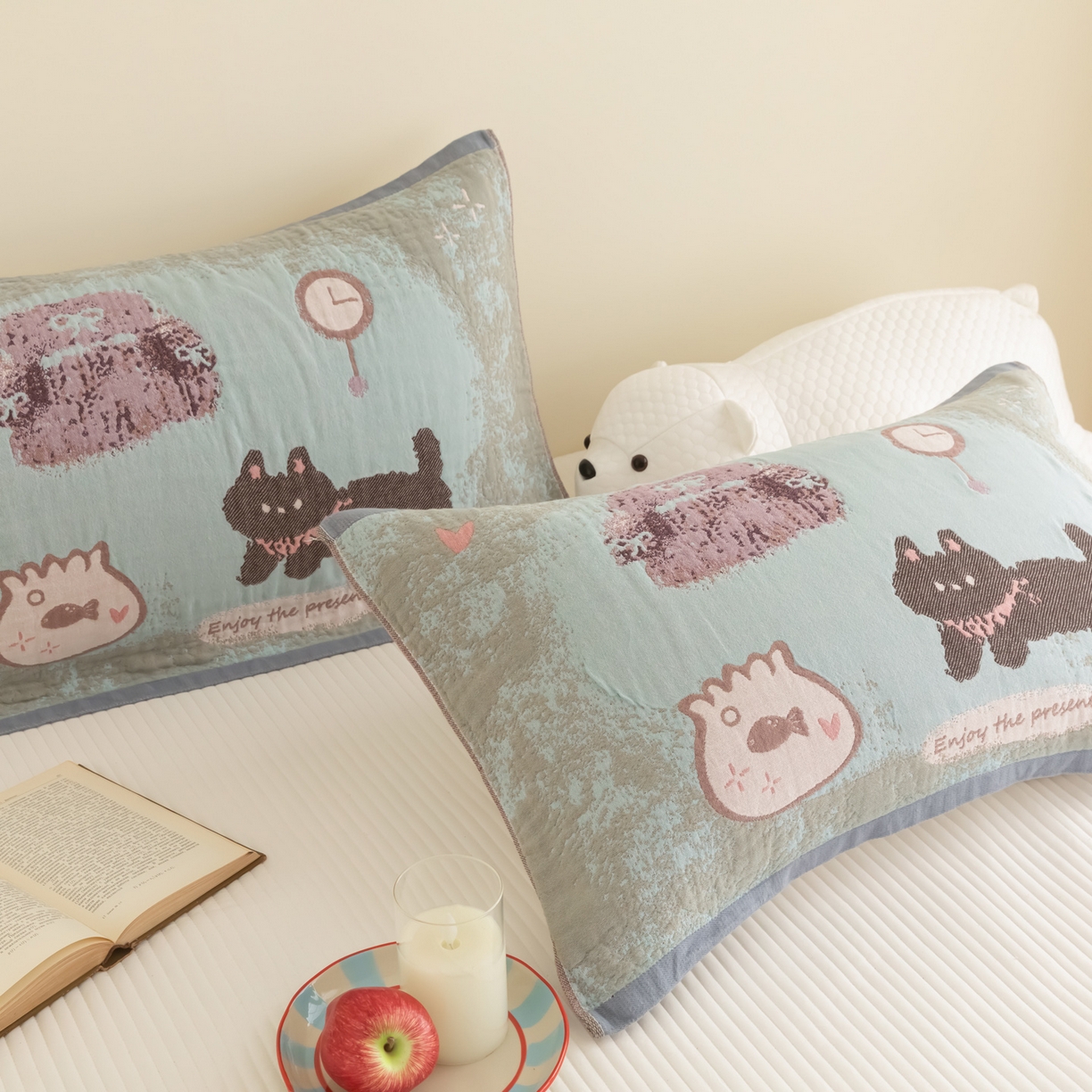 91家纺网 家纺一手货源 找家纺 乐家毛巾被（工厂自产自销） 2026新款四层色织全棉提花纱布软萌枕巾 黑猫小鱼