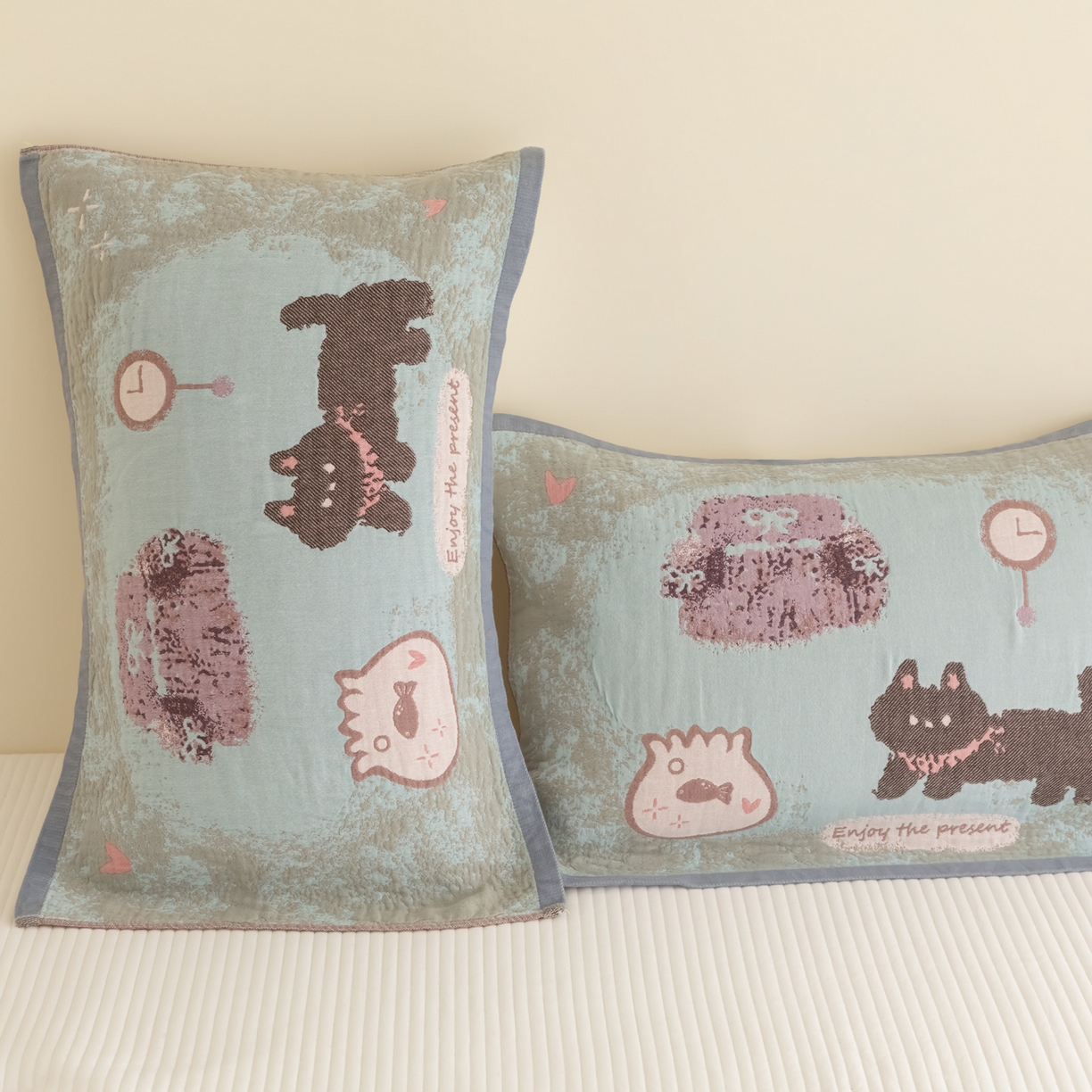 91家纺网 家纺一手货源 找家纺 乐家毛巾被（工厂自产自销） 2026新款四层色织全棉提花纱布软萌枕巾 黑猫小鱼