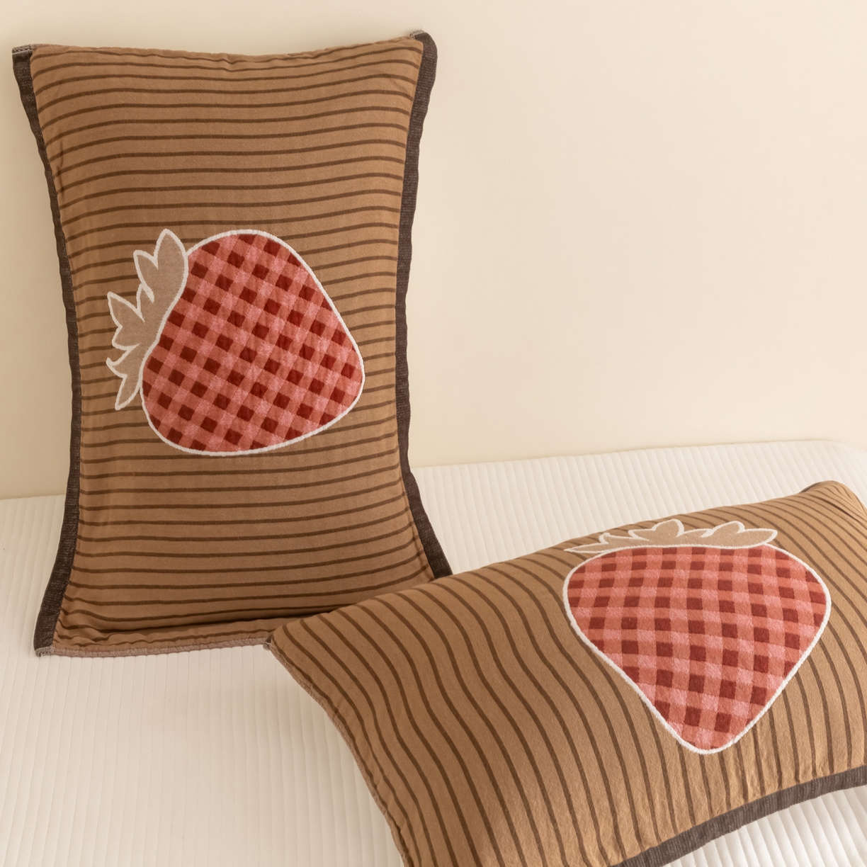 91家纺网 家纺一手货源 找家纺 乐家毛巾被（工厂自产自销） 2026新款四层色织全棉提花纱布软萌枕巾 条纹草莓