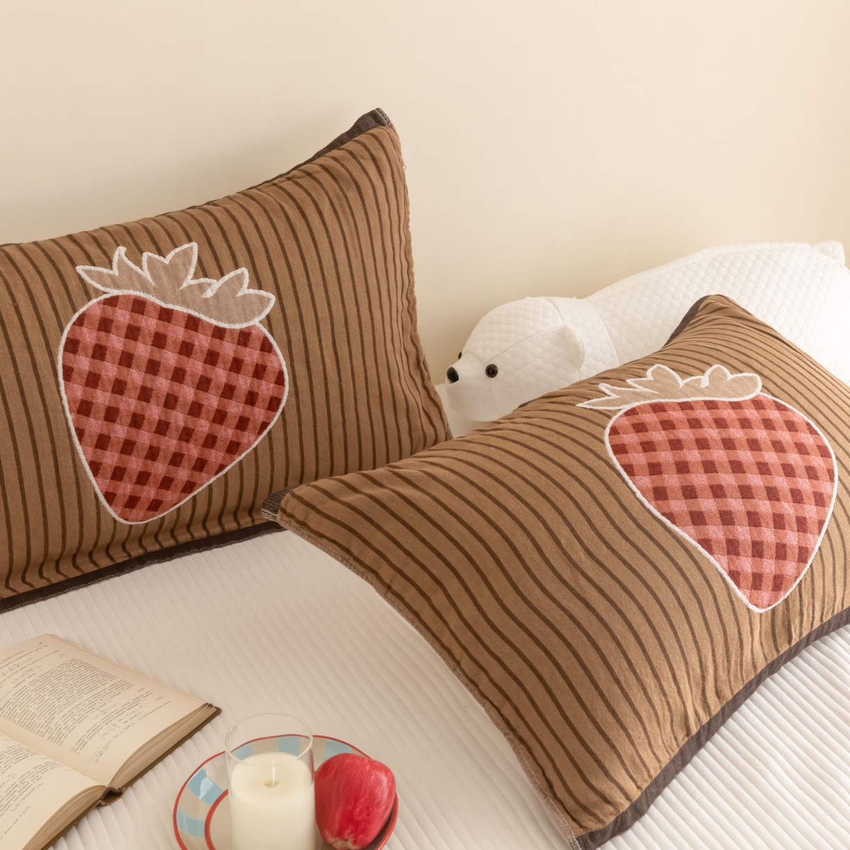 91家纺网 家纺一手货源 找家纺 乐家毛巾被（工厂自产自销） 2026新款四层色织全棉提花纱布软萌枕巾 条纹草莓