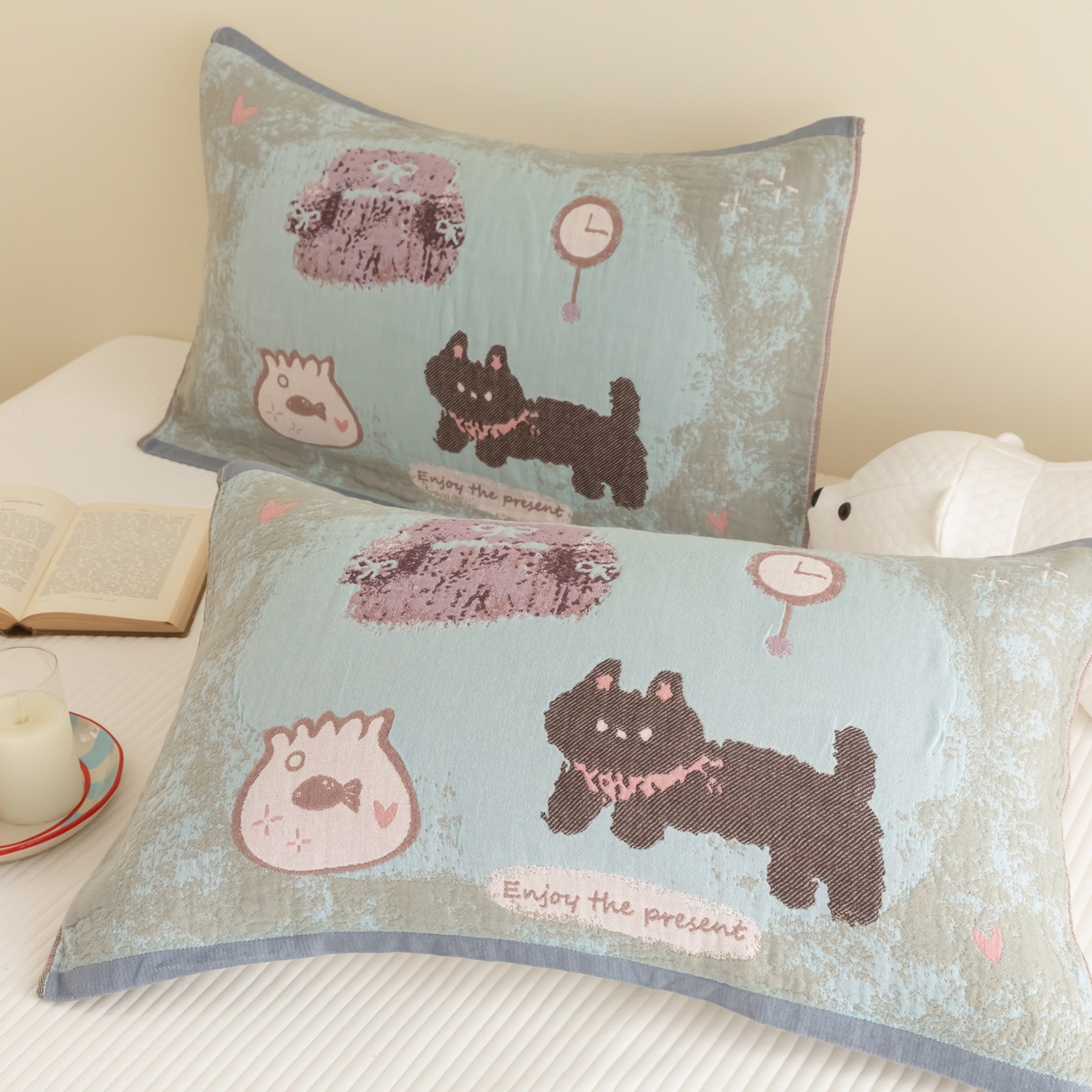 91家纺网 家纺一手货源 找家纺 乐家毛巾被（工厂自产自销） 2026新款四层色织全棉提花纱布软萌枕巾 黑猫小鱼