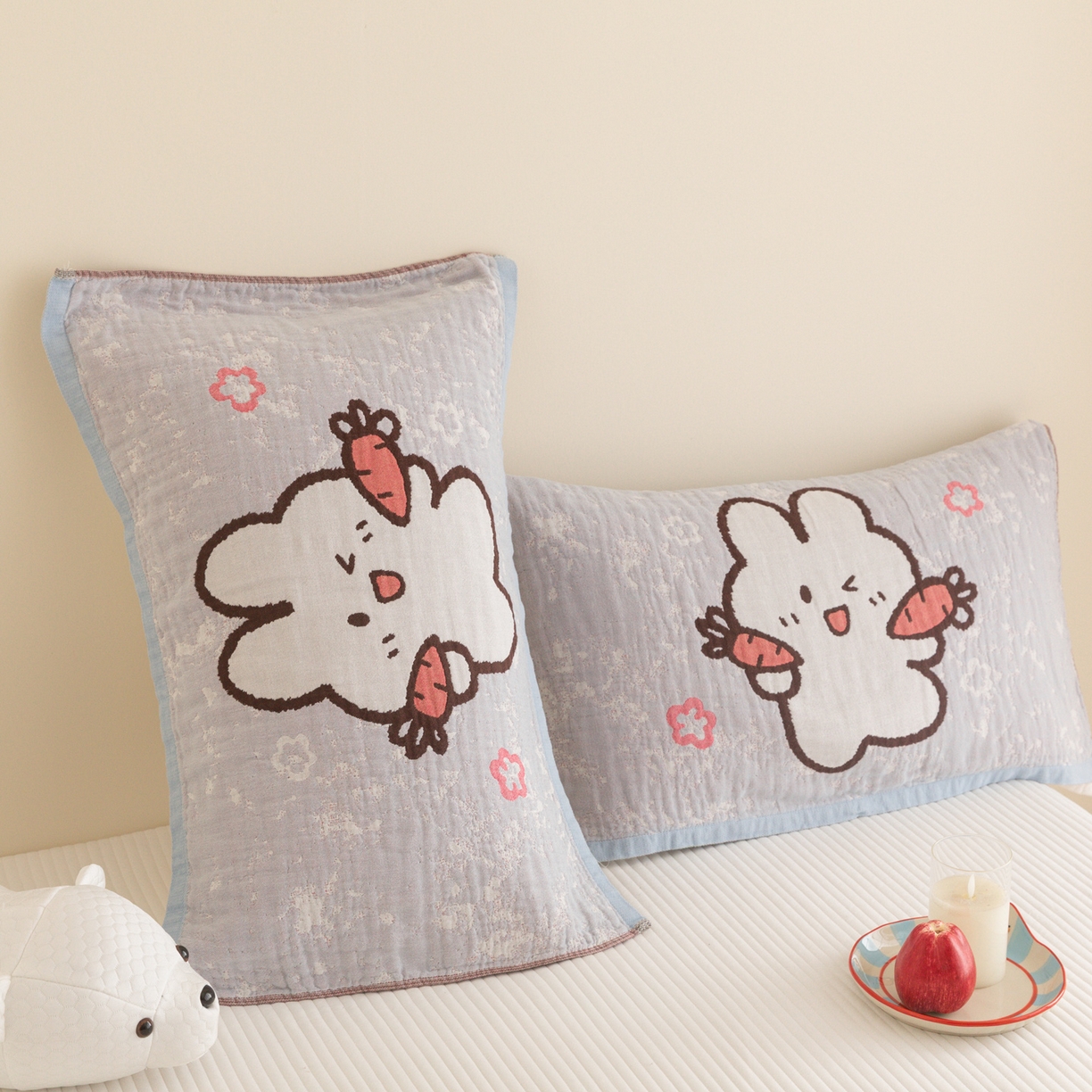 91家纺网 家纺一手货源 找家纺 乐家毛巾被（工厂自产自销） 2026新款四层色织全棉提花纱布软萌枕巾 萝卜兔子