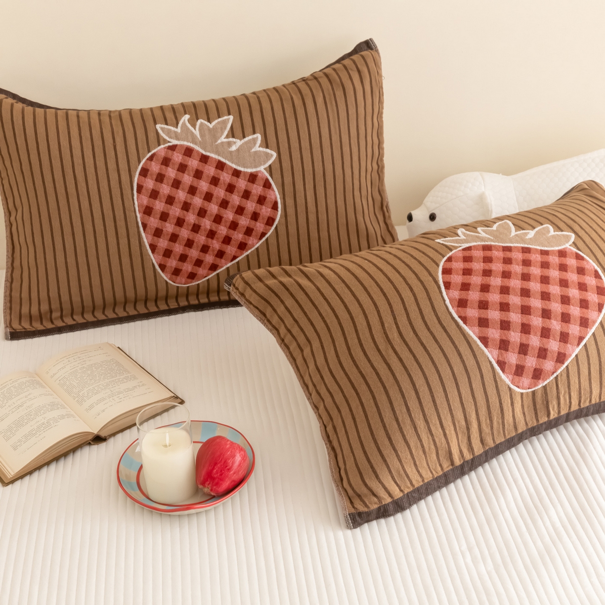 91家纺网 家纺一手货源 找家纺 乐家毛巾被（工厂自产自销） 2026新款四层色织全棉提花纱布软萌枕巾 条纹草莓