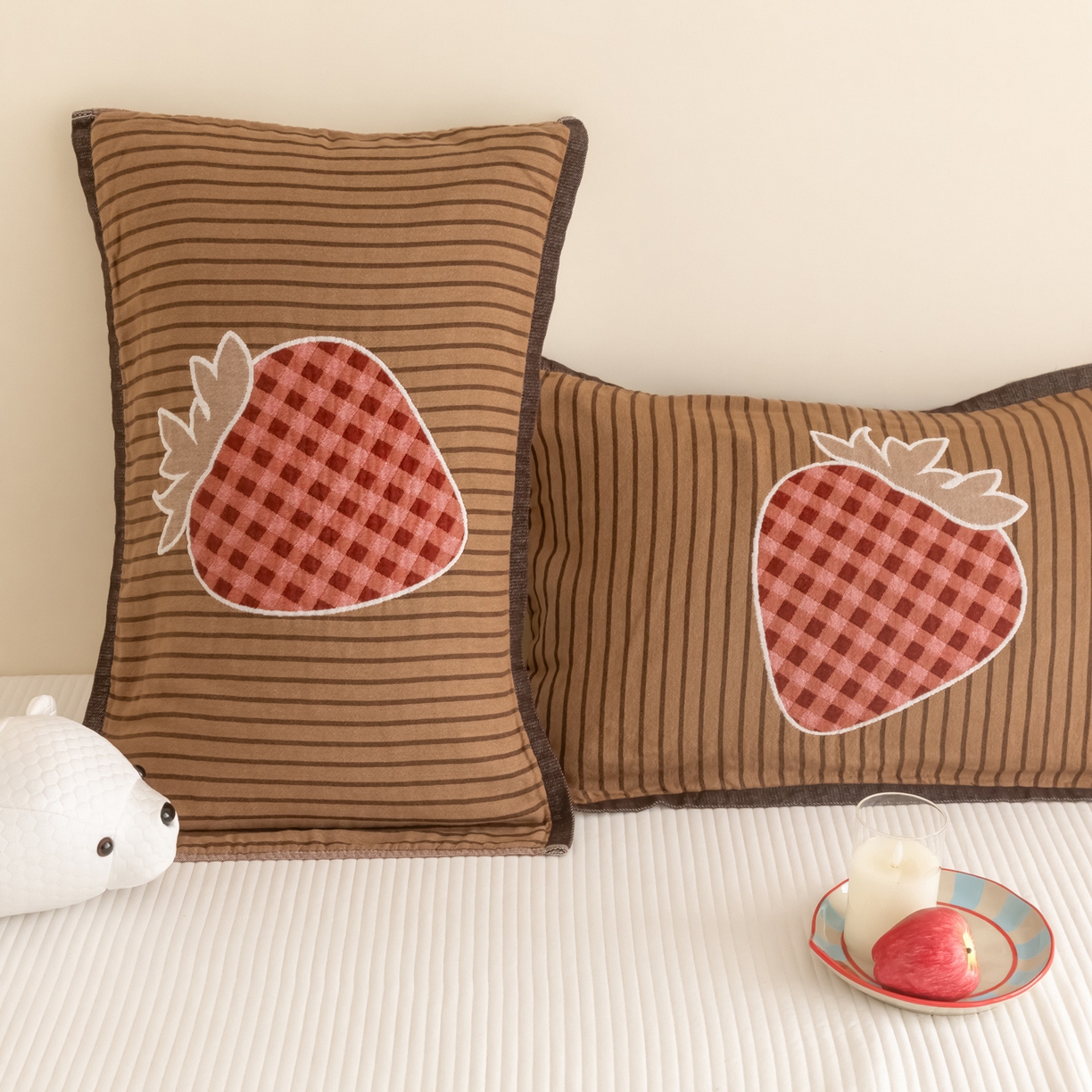 91家纺网 家纺一手货源 找家纺 乐家毛巾被（工厂自产自销） 2026新款四层色织全棉提花纱布软萌枕巾 条纹草莓