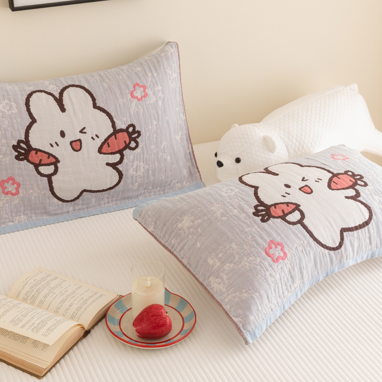 91家纺网 家纺一手货源 找家纺 乐家毛巾被（工厂自产自销） 2026新款四层色织全棉提花纱布软萌枕巾 萝卜兔子