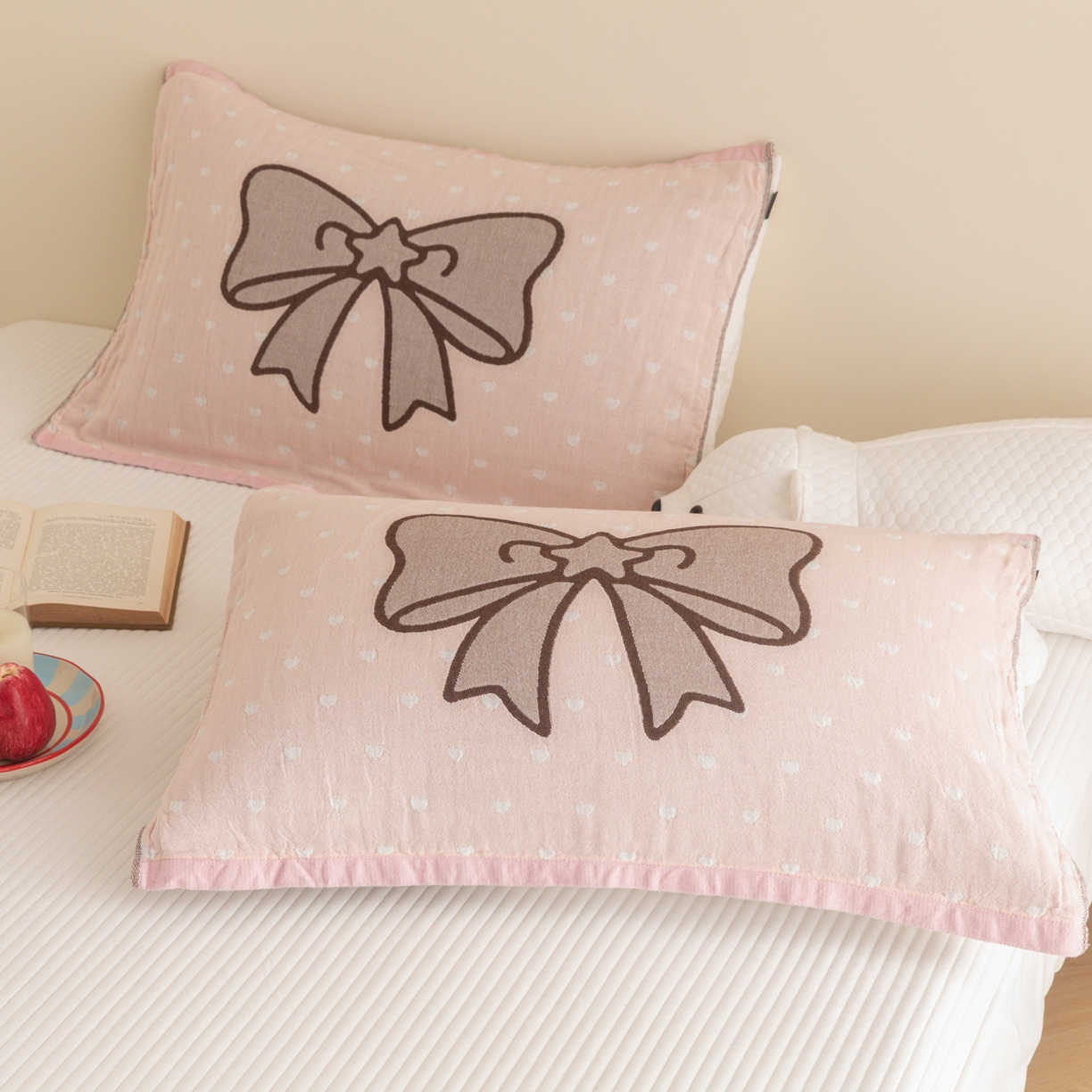 91家纺网 家纺一手货源 找家纺 乐家毛巾被（工厂自产自销） 2026新款四层色织全棉提花纱布软萌枕巾 蝴蝶结