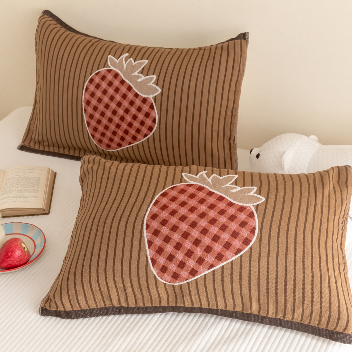 91家纺网 家纺一手货源 找家纺 乐家毛巾被（工厂自产自销） 2026新款四层色织全棉提花纱布软萌枕巾 条纹草莓