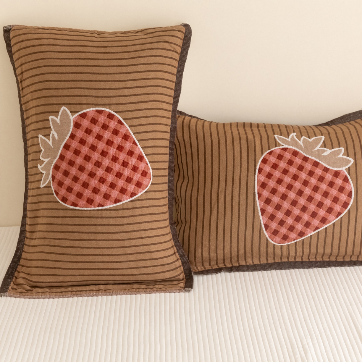 91家纺网 家纺一手货源 找家纺 乐家毛巾被（工厂自产自销） 2026新款四层色织全棉提花纱布软萌枕巾 条纹草莓