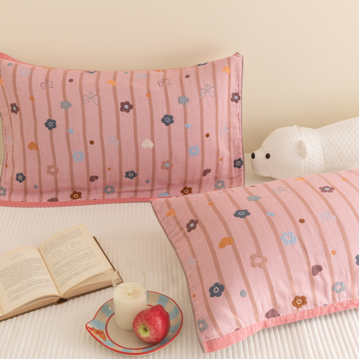 91家纺网 家纺一手货源 找家纺 乐家毛巾被（工厂自产自销） 2026新款四层色织全棉提花纱布软萌枕巾 粉底条纹花