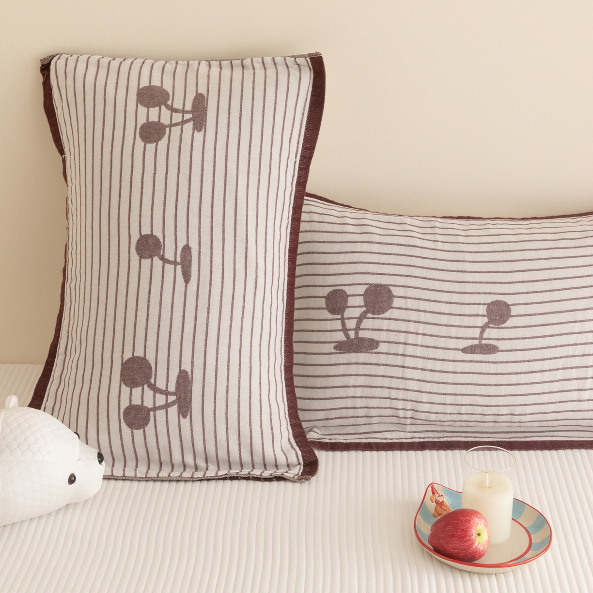 91家纺网 家纺一手货源 找家纺 乐家毛巾被（工厂自产自销） 2026新款四层色织全棉提花纱布软萌枕巾 条纹樱桃