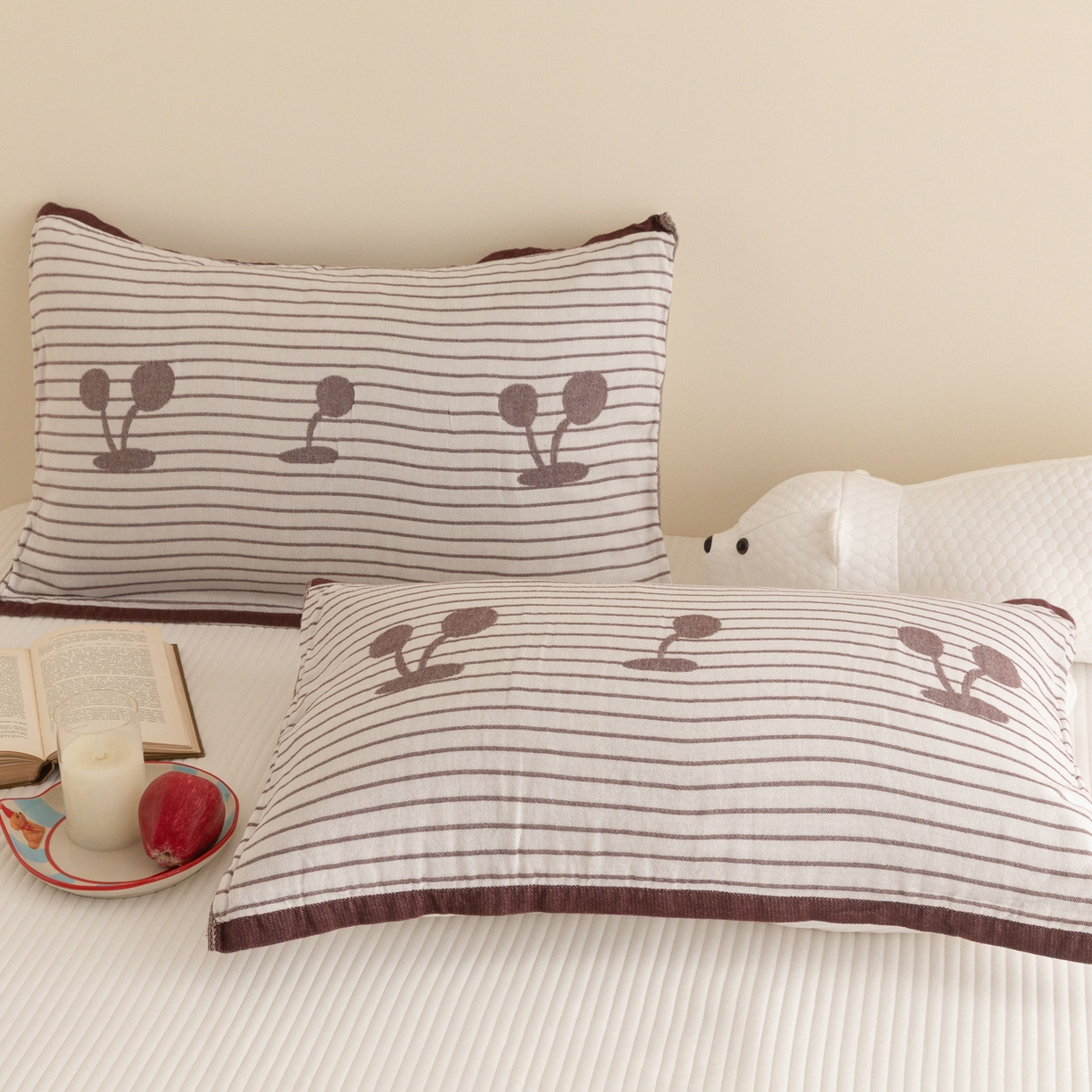 91家纺网 家纺一手货源 找家纺 乐家毛巾被（工厂自产自销） 2026新款四层色织全棉提花纱布软萌枕巾 条纹樱桃