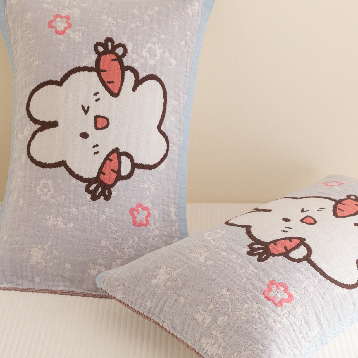 91家纺网 家纺一手货源 找家纺 乐家毛巾被（工厂自产自销） 2026新款四层色织全棉提花纱布软萌枕巾 萝卜兔子