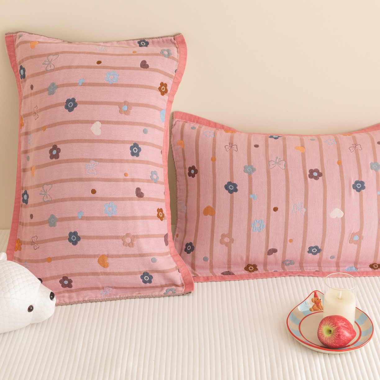 91家纺网 家纺一手货源 找家纺 乐家毛巾被（工厂自产自销） 2026新款四层色织全棉提花纱布软萌枕巾 粉底条纹花