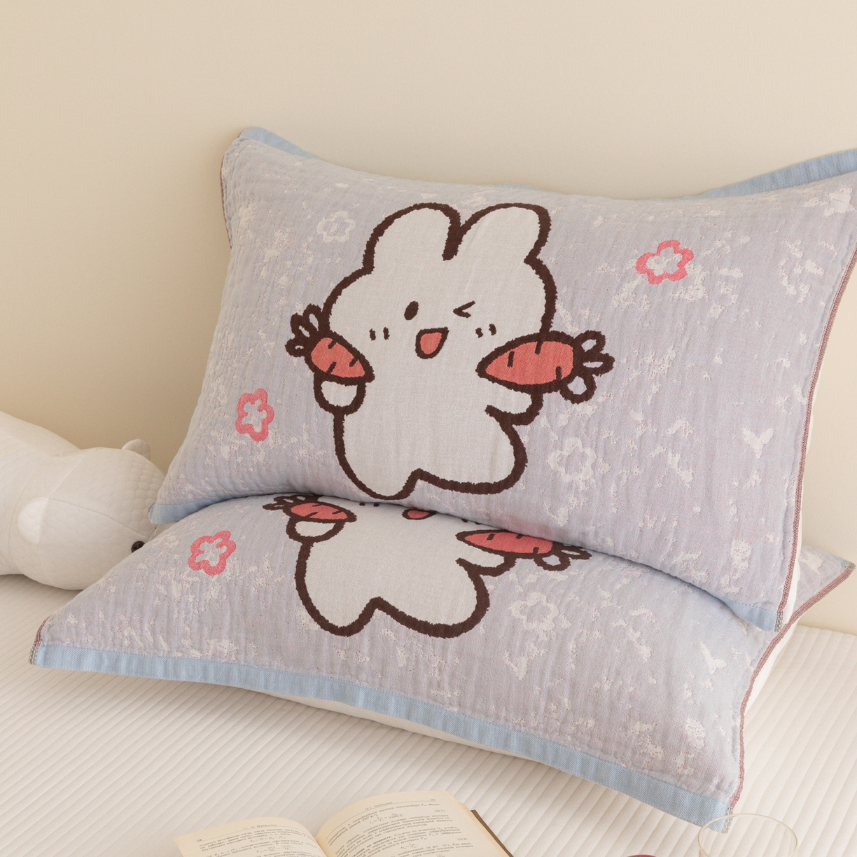 91家纺网 家纺一手货源 找家纺 乐家毛巾被（工厂自产自销） 2026新款四层色织全棉提花纱布软萌枕巾 萝卜兔子