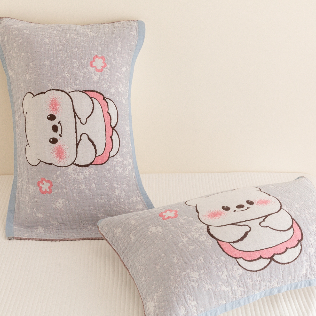 91家纺网 家纺一手货源 找家纺 乐家毛巾被（工厂自产自销） 2026新款四层色织全棉提花纱布软萌枕巾 花花小熊