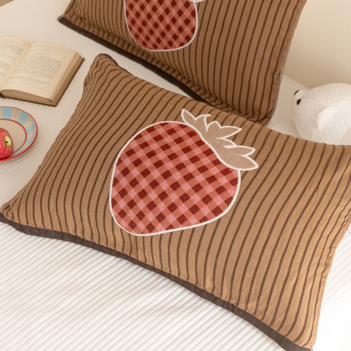 91家纺网 家纺一手货源 找家纺 乐家毛巾被（工厂自产自销） 2026新款四层色织全棉提花纱布软萌枕巾 条纹草莓