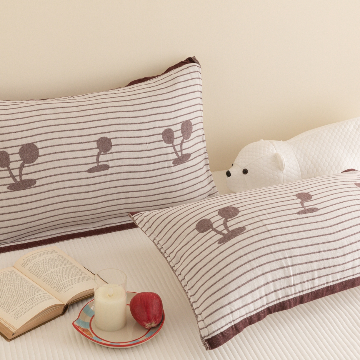 91家纺网 家纺一手货源 找家纺 乐家毛巾被（工厂自产自销） 2026新款四层色织全棉提花纱布软萌枕巾 条纹樱桃