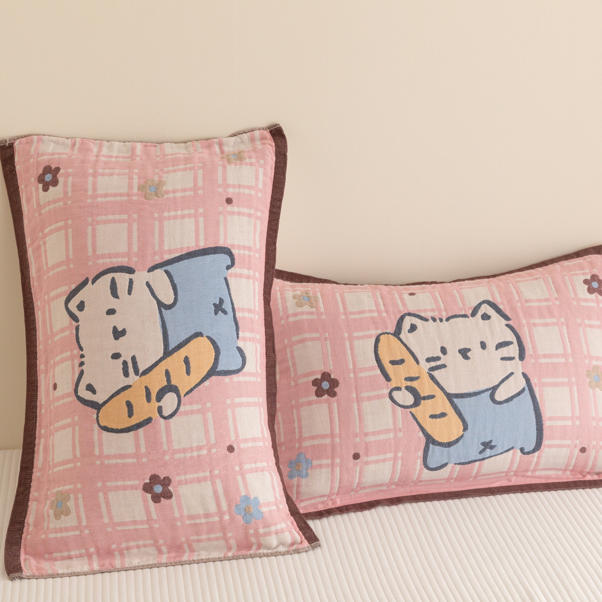 91家纺网 家纺一手货源 找家纺 乐家毛巾被（工厂自产自销） 2026新款四层色织全棉提花纱布软萌枕巾 面包小猫