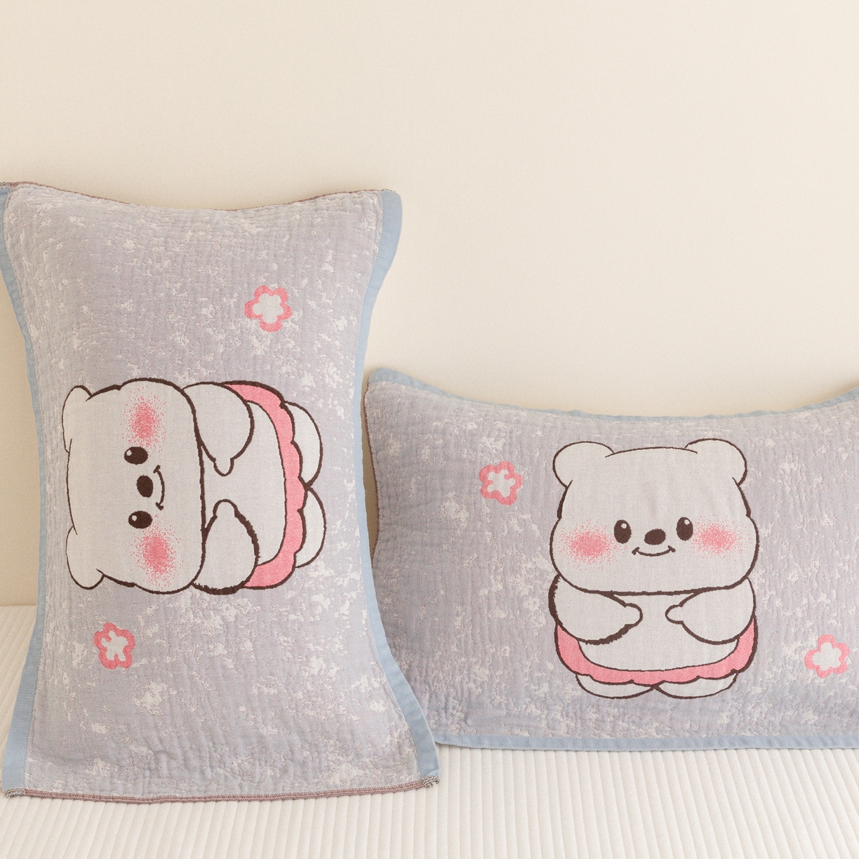 91家纺网 家纺一手货源 找家纺 乐家毛巾被（工厂自产自销） 2026新款四层色织全棉提花纱布软萌枕巾 花花小熊