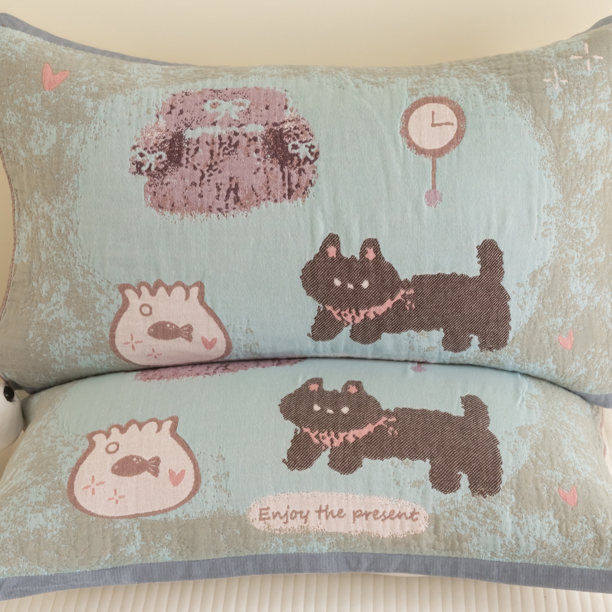 91家纺网 家纺一手货源 找家纺 乐家毛巾被（工厂自产自销） 2026新款四层色织全棉提花纱布软萌枕巾 黑猫小鱼