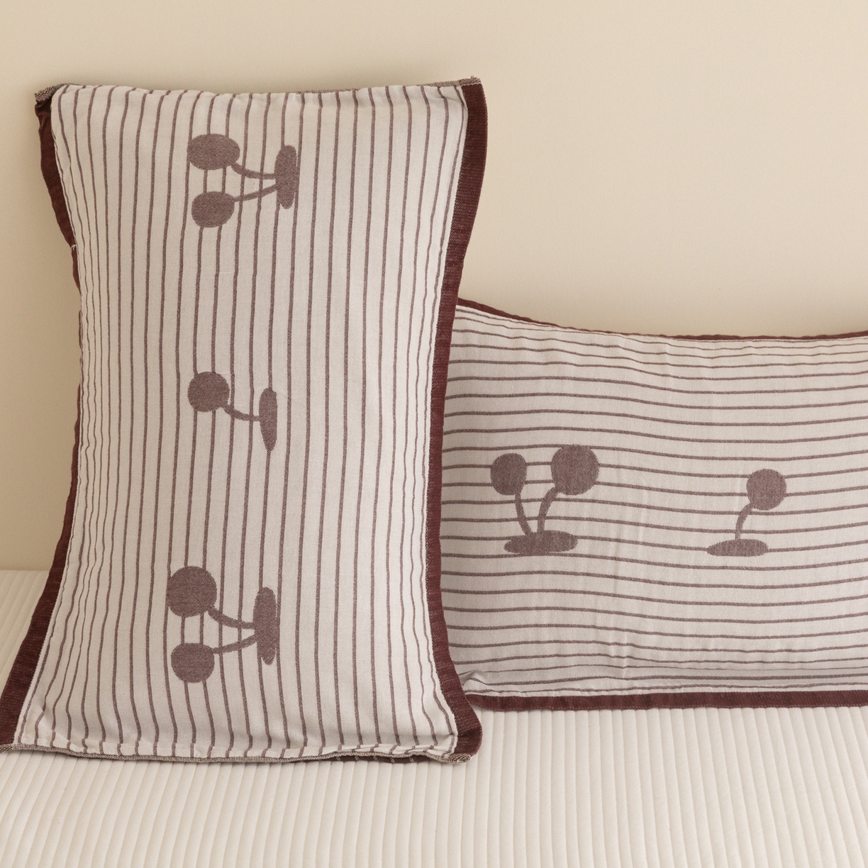 91家纺网 家纺一手货源 找家纺 乐家毛巾被（工厂自产自销） 2026新款四层色织全棉提花纱布软萌枕巾 条纹樱桃