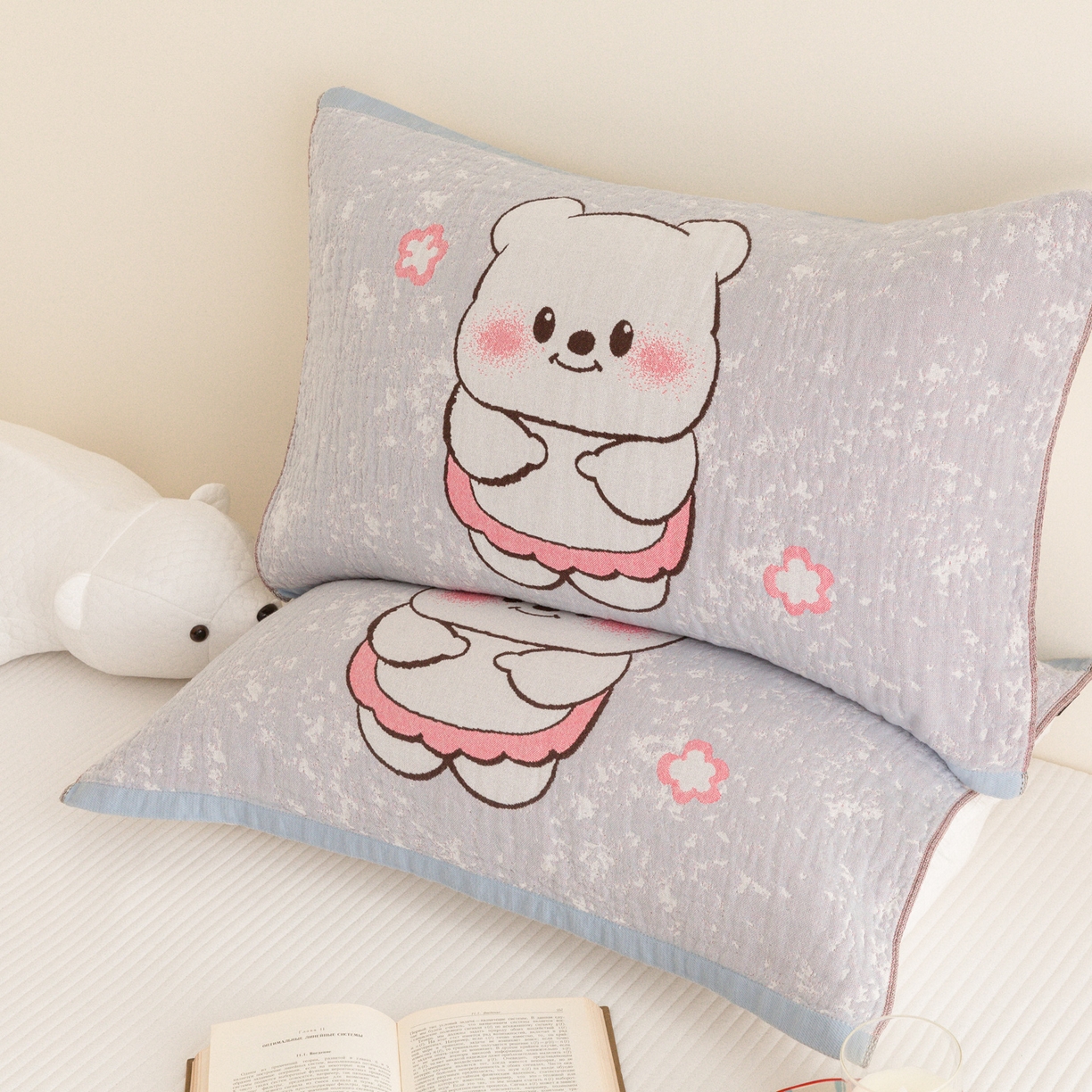 91家纺网 家纺一手货源 找家纺 乐家毛巾被（工厂自产自销） 2026新款四层色织全棉提花纱布软萌枕巾 花花小熊