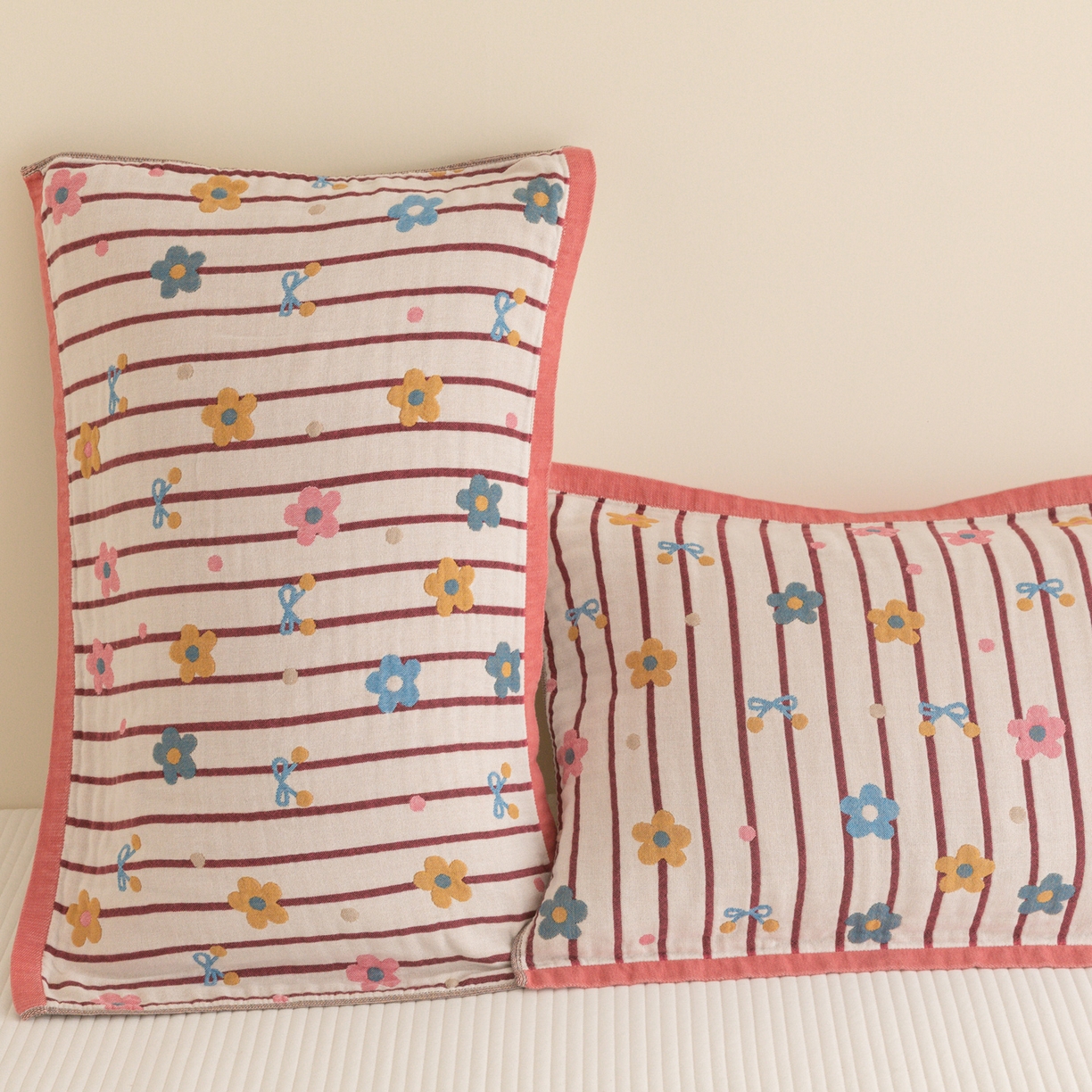 91家纺网 家纺一手货源 找家纺 乐家毛巾被（工厂自产自销） 2026新款四层色织全棉提花纱布软萌枕巾 白底条纹花