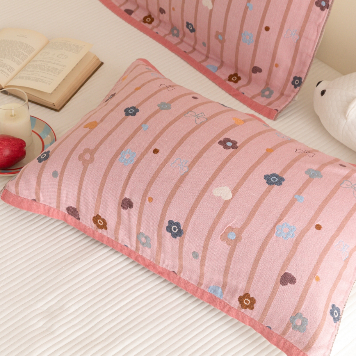 91家纺网 家纺一手货源 找家纺 乐家毛巾被（工厂自产自销） 2026新款四层色织全棉提花纱布软萌枕巾 粉底条纹花