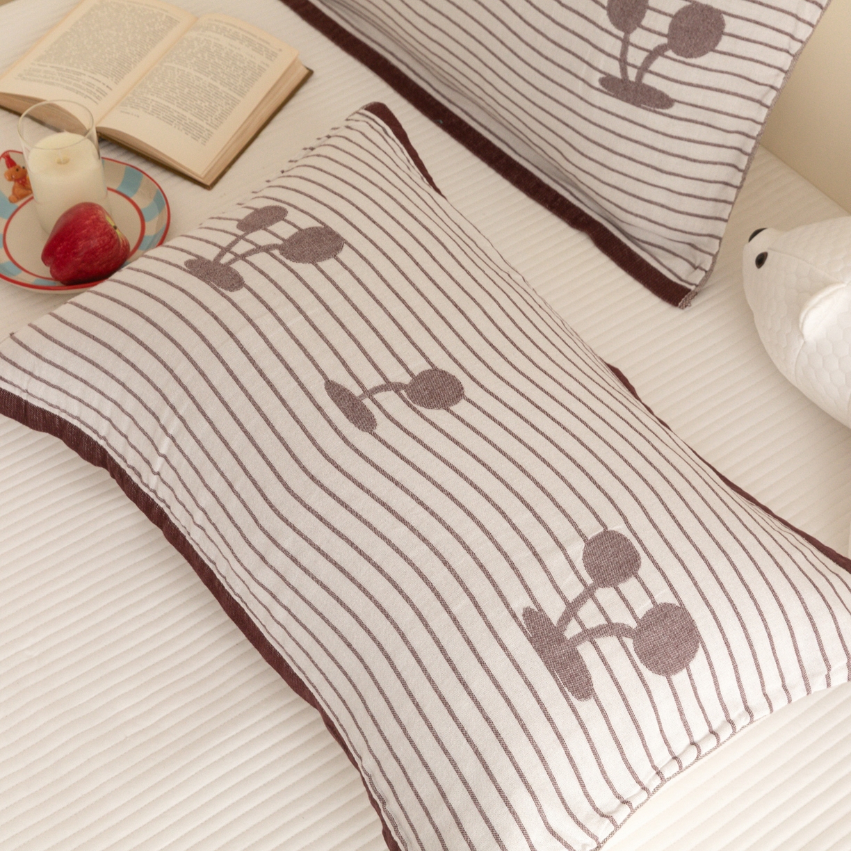 91家纺网 家纺一手货源 找家纺 乐家毛巾被（工厂自产自销） 2026新款四层色织全棉提花纱布软萌枕巾 条纹樱桃