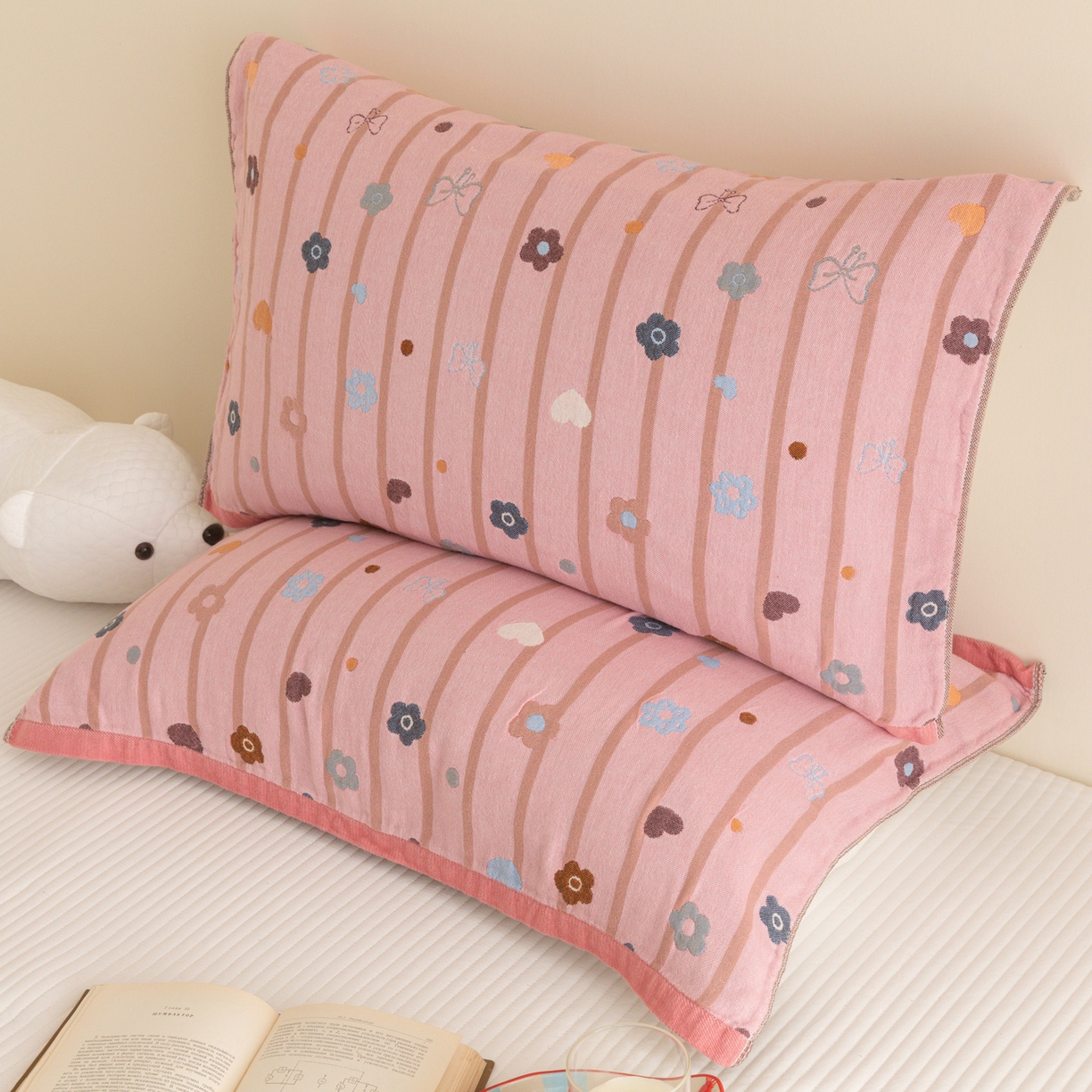 91家纺网 家纺一手货源 找家纺 乐家毛巾被（工厂自产自销） 2026新款四层色织全棉提花纱布软萌枕巾 粉底条纹花