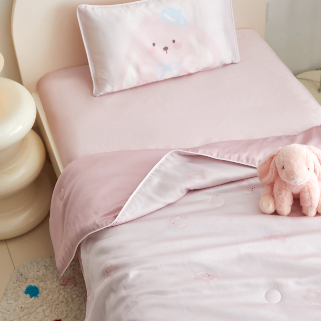 91家纺网 家纺一手货源 找家纺 荷马之梦 2026新款A类60s兰精天丝原创手绘卡通大豆纤维儿童夏被 米米兔